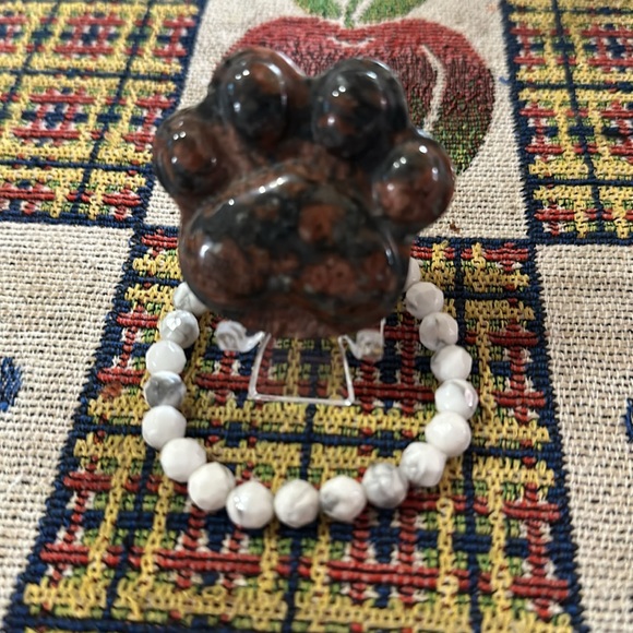 Hand Crafted Faceted Howlite Stretch Bracelet - Picture 2 of 5